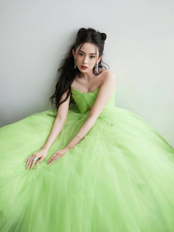 古力娜扎穿绿色蓬蓬裙大秀事业线!魔鬼身材性感火辣