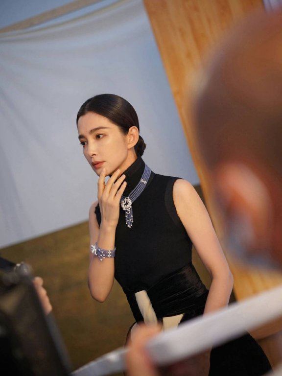 李冰冰穿抹胸裙小秀香肩!肤白貌美性感冷艳