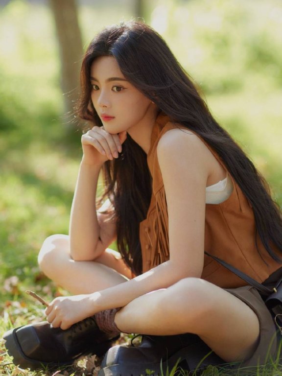 杨超越穿无袖外套大秀白皙长腿!邻家妹妹即视感