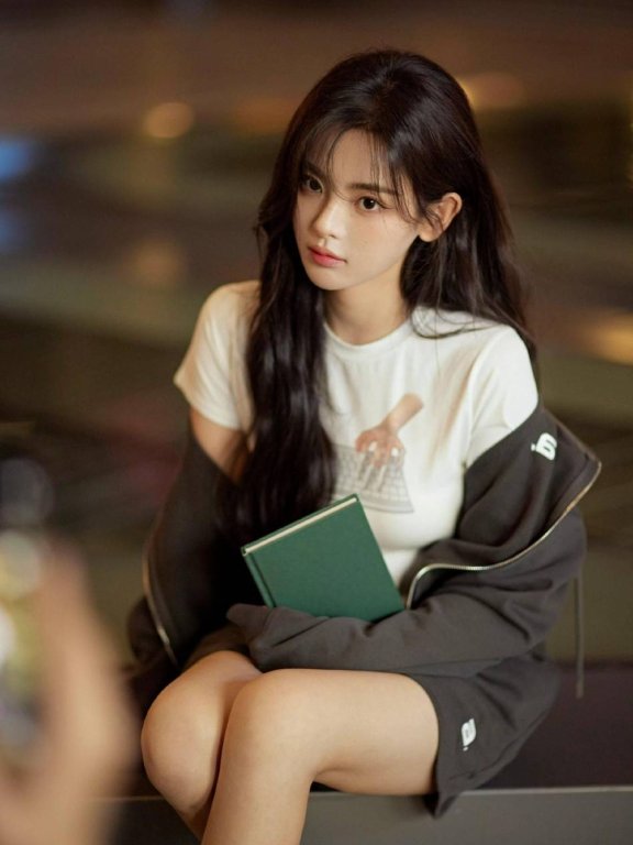杨超越校园风写真露出美腿!曼妙身材尽显无遗