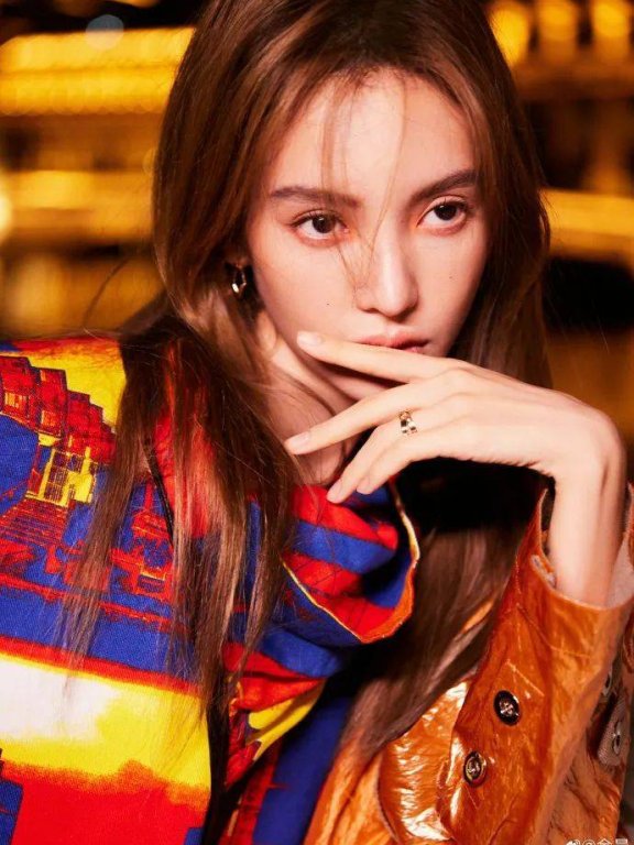 金晨穿金色衣裳露长腿小蛮腰!长发飘逸性感动人