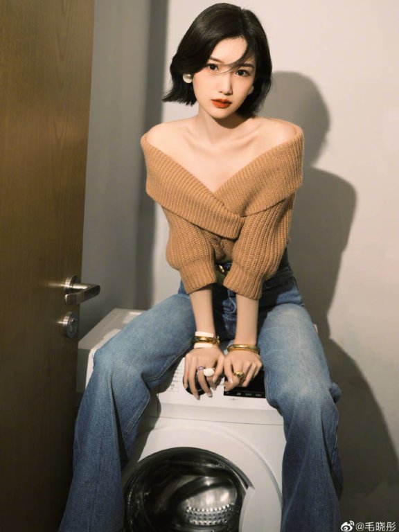 毛晓彤穿棕色V领上衣露出白皙香肩!优雅大气太女人