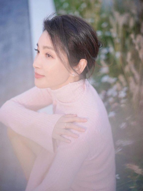 李冰冰穿粉色长裙大秀长腿!清丽脱俗美的太惊艳