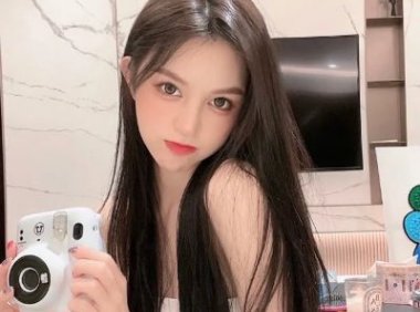 办公室就我和领导两个人 这种如坐针毡的感觉谁懂