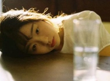 一旦男人开始碰你的手臂 碰你胳膊真实意图解读