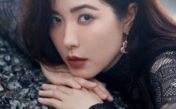 曾黎发写真五官明艳优雅大气！国色天香太有女人味