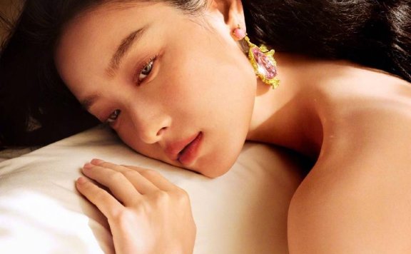 倪妮穿短裙大秀白皙长腿!身材性感柔美动人