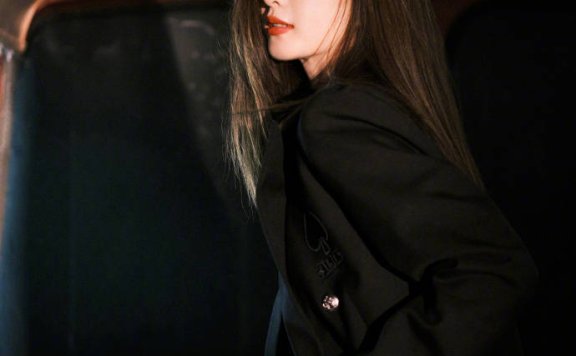 江疏影发多组靓丽写真!长发飘逸美得令人窒息