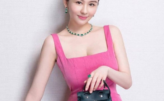 邱淑贞女儿穿粉裙露出白皙香肩!肌肤白皙如雪性感妩媚动人