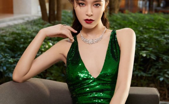 文咏珊穿翠绿色长裙大秀事业线！美貌妩媚性感妖艳