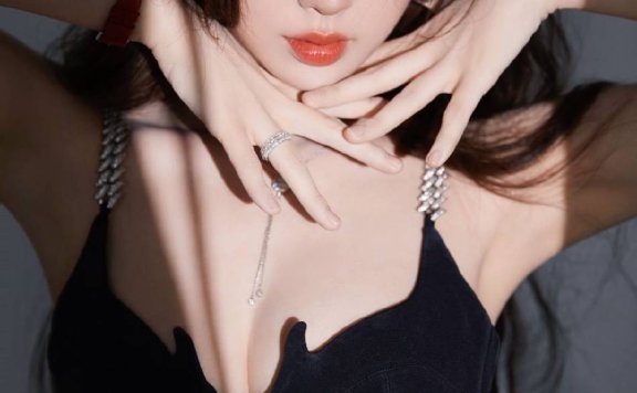 虞书欣珠链吊带小黑裙大秀事业线!皮肤白皙性感火辣