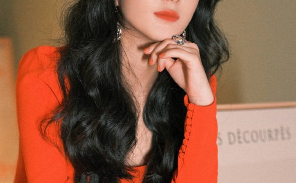 赵丽颖穿红色紧身裙大秀白皙美腿！港风韵味十足美得让人窒息