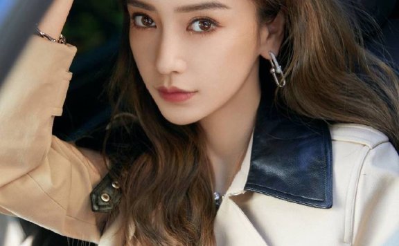 杨颖车内写真大秀小蛮腰白嫩长腿!长发飘逸性感魅力猛增