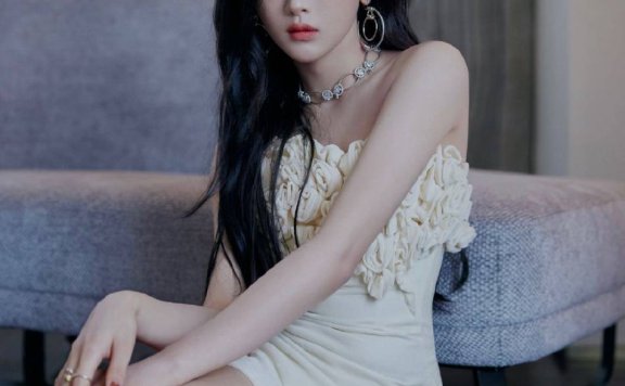 杨超越穿抹胸白裙大秀香肩！肌肤娇嫩如雪性感迷人