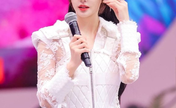 张雨绮穿修身套装凸显曼妙身材!双手拿话筒的样子美艳动人