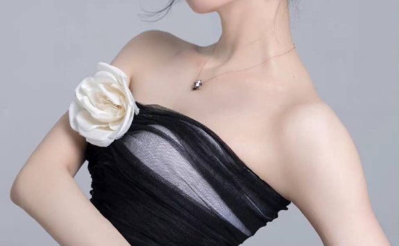 刘诗诗穿黑白抹胸纱裙大秀香肩!冷艳美人气质优雅大方