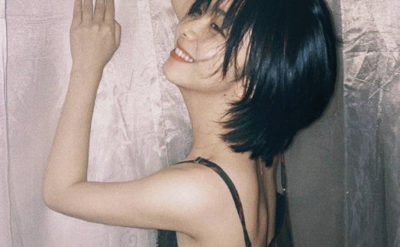 谭松韵穿蕾丝边吊带裙小秀香肩!清爽俏皮性感撩人