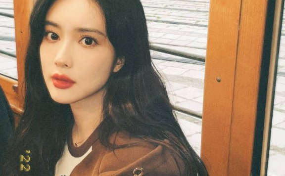 孟子义穿军大衣冻得瑟瑟发抖!雪肤冷艳美得让人窒息