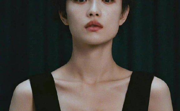 倪妮穿黑色宽带深V大秀事业线!短发性感火辣