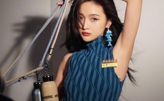 吴宣仪造型百变大秀香肩美腿!肤白貌美灵动俏皮性感撩人