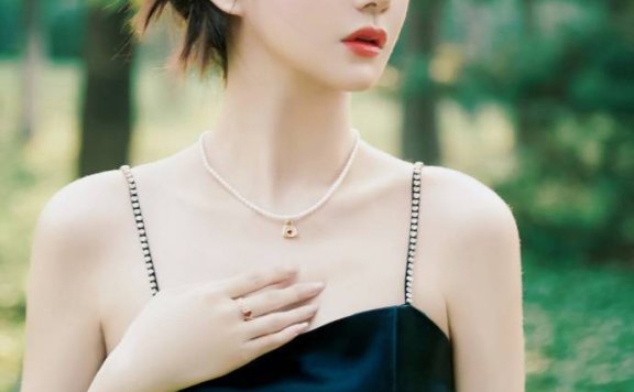 蓝心妍身穿黑色皮裙大秀长腿!温柔妩媚美得让人心动