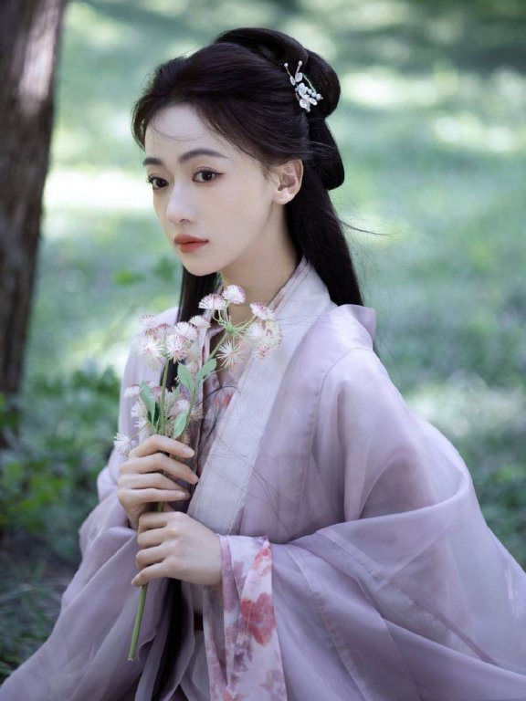 吴谨言分享紫衣古风写真!清丽脱俗回眸灵动美若天仙