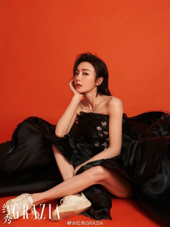 秦岚穿黑色抹胸裙大秀白皙美腿!气场强大性感撩人