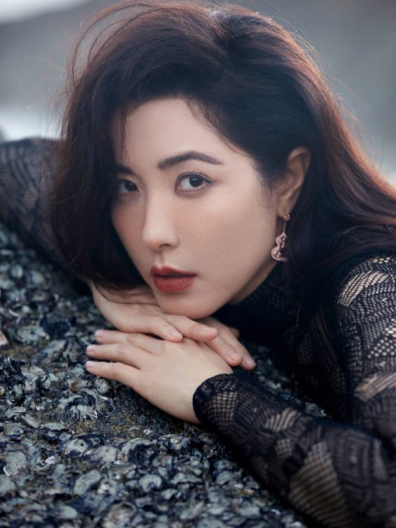 曾黎发写真五官明艳优雅大气!国色天香太有女人味