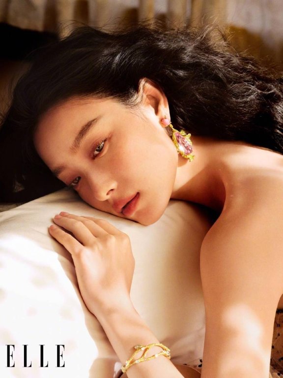 倪妮穿短裙大秀白皙长腿!身材性感柔美动人