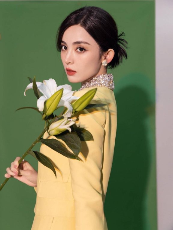 古力娜扎奶黄色短裙大秀长腿!雪肤玉貌曼妙身材美呆了