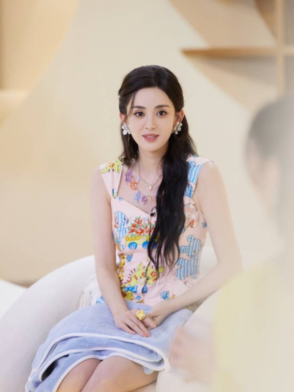 娜扎穿童趣糖果系印花裙超靓!香肩大长腿太美艳