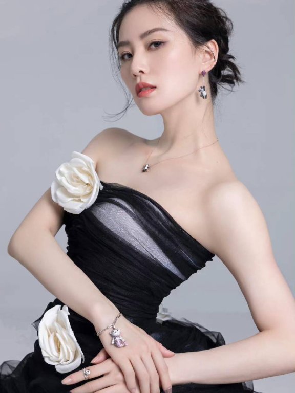 刘诗诗穿黑白抹胸纱裙大秀香肩!冷艳美人气质优雅大方