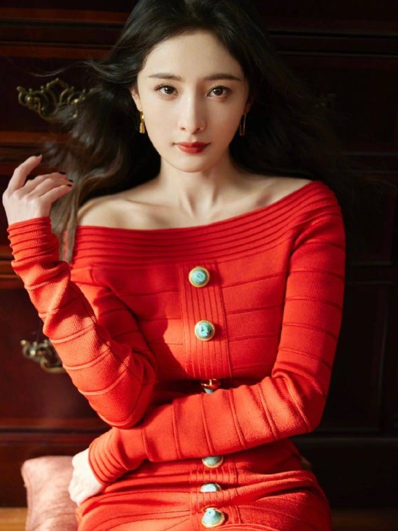 杨幂穿热辣红裙大秀纤细长腿!明艳动人魅力十足