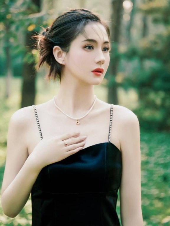 蓝心妍身穿黑色皮裙大秀长腿!温柔妩媚美得让人心动
