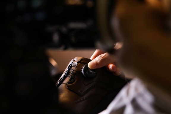 酷拉锐鸿鹄系列：一双注入运动灵魂的商务鞋