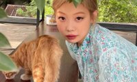 美丽的新娘浪漫的婚礼 发现朋友隐藏的秘密