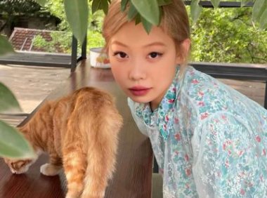 美丽的新娘浪漫的婚礼 发现朋友隐藏的秘密