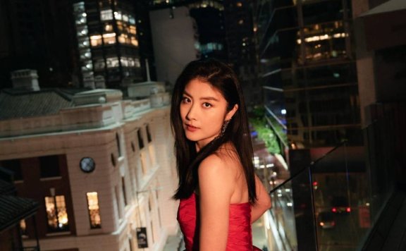 陈慧琳穿红裙大秀白皙美背！性感靓丽看不出50岁