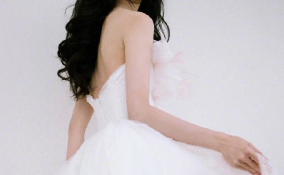 陈都灵身穿花朵长裙大秀美背！肤白貌美太性感撩人