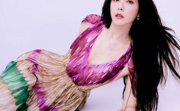 曾黎穿粉色花裙大秀美背！国色天香美得让人窒息