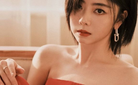 谭松韵穿抹胸红衣白嫩香肩!雪肤玉貌烈焰红唇美呆了