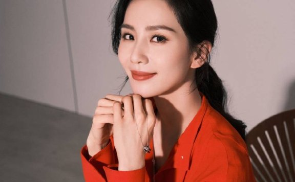 刘诗诗红衣写真微笑甜美!雪肤玉貌美得让人心动