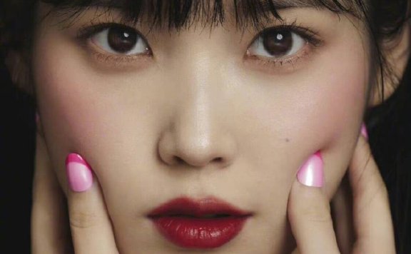 李知恩杂志写真灵动惊艳！雪肤玉貌身材曼妙美得让人窒息