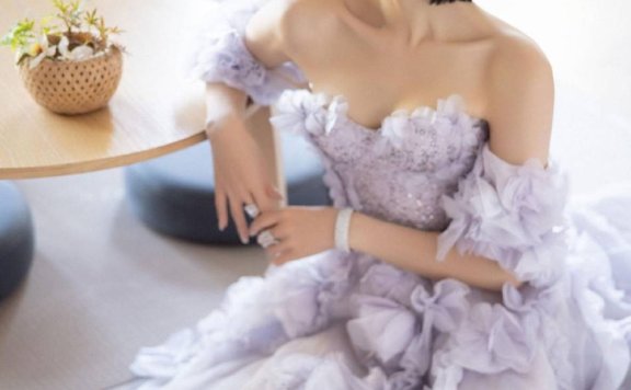 宋茜穿香芋紫抹胸裙大秀美背！雪肤玉貌太性感撩人