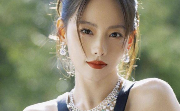 张嘉倪一袭吊带黑裙露出白嫩香肩!肤白魔美性感撩人