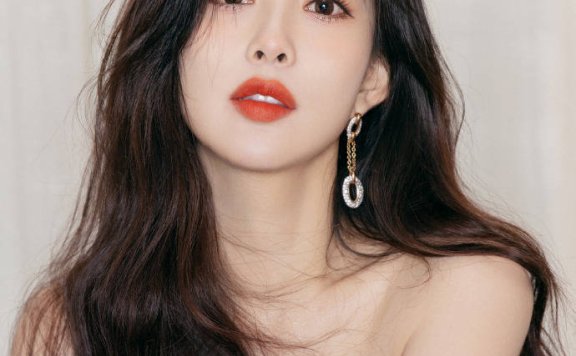 孟子义穿灰黑色花纹裙大秀香肩!雪肤玉貌太性感撩人