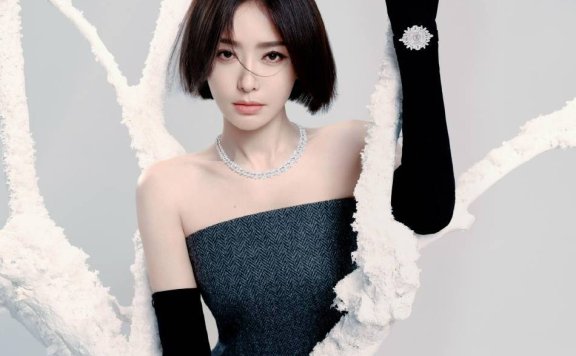 秦岚穿抹胸黑色长裙优雅靓丽！雪肤玉貌美得让人窒息