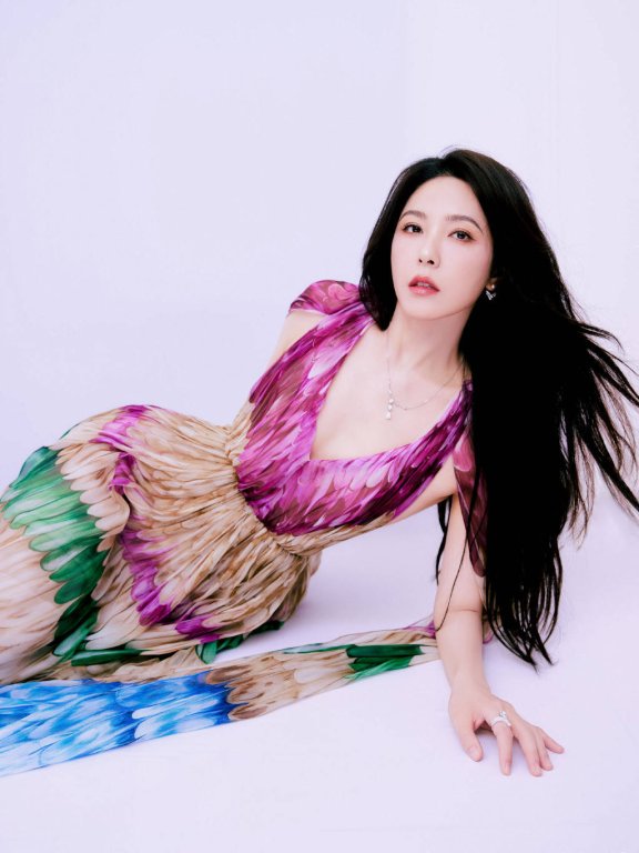 曾黎穿粉色花裙大秀美背!国色天香美得让人窒息