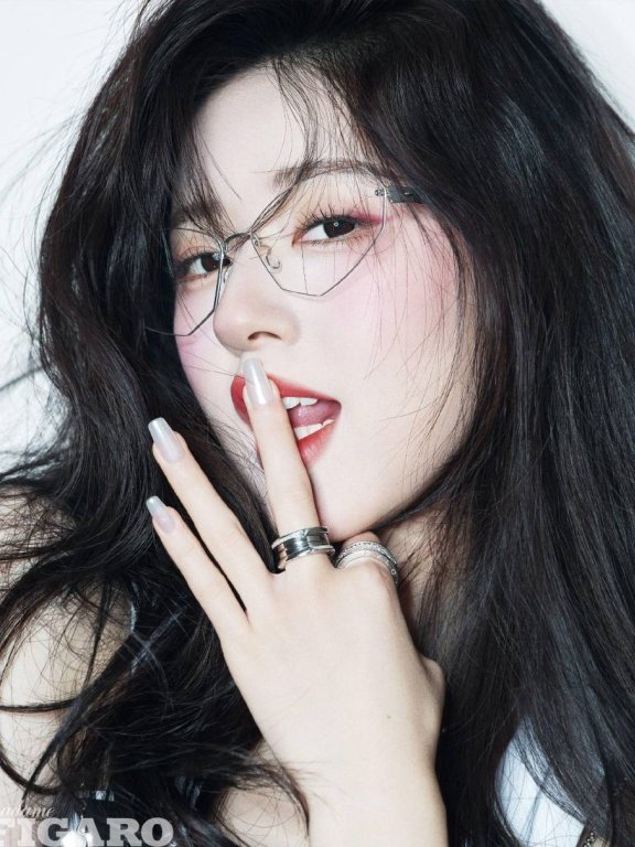 赵露思新写真变身甜辣少女!雪肤玉貌美得让人窒息