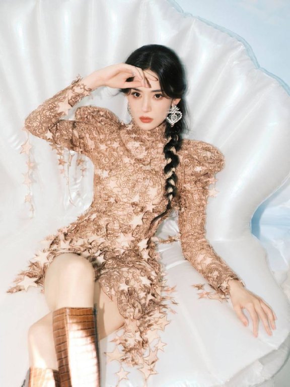 古力娜扎穿星星紧身裙大秀白皙美腿!风情万种美呆了